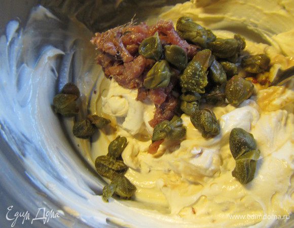 Каперсы и анчоусы мелко рубим и смешиваем с майонезом и вустерским соусом.