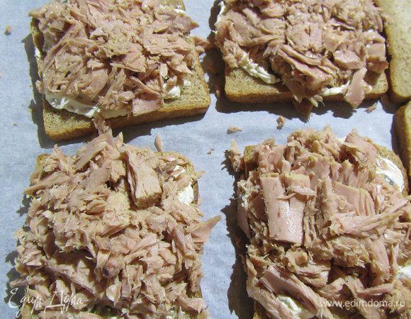 Сверху выкладываем тунец (по 1/4 на каждый).