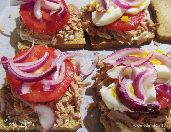 Затем помидоры, яйца, лук, сыр и салат. Всего понемногу.