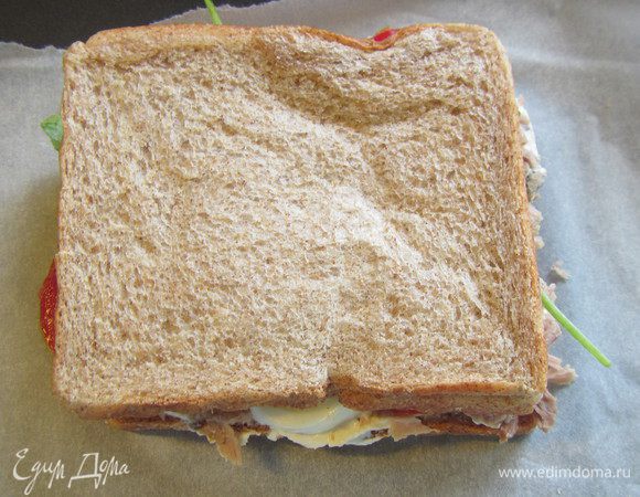 Накрываем вторым кусочком хлеба. Ставим под разогретый гриль минуты на 3.