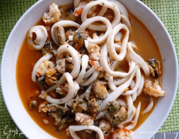 Подготовка морепродуктов.
Кальмары отварить в подсоленной кипящей воде 2-3 минуты. Мидии и лангусты положить в кипящую воду (для разморозки). Мидии промыть проточной водой, лангусты почистить.
Обжарить на оливковом масле 3 зубчика раздавленного чеснока, вынуть чеснок. В чесночном масле слегка обжарить мидии и лангусты (2-3 минуты), немного посолить и поперчить. Добавить 150 мл сухого белого вина, потушить 5-7 минут. Порезать и добавить обжаренный ранее чеснок. Добавить кальмары нарезанные кольцами потушить еще 2 минуты.