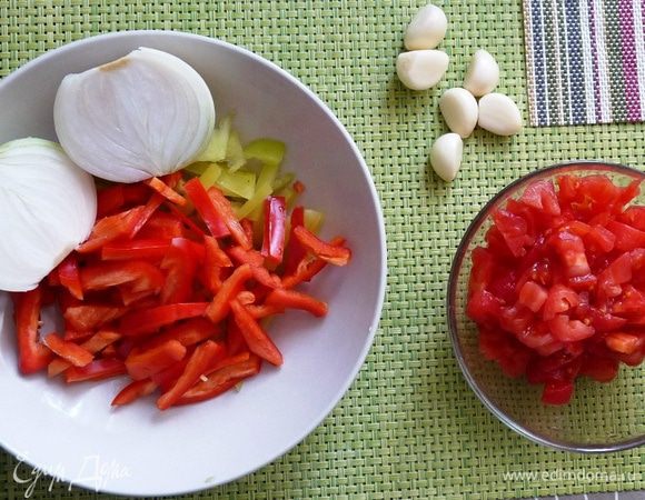 Подготовка овощей.
Перец нарезать соломкой. Помидоры (можно черри) надрезать кожицу, ошпарить кипятком, снять кожицу, нарезать мелким кубиком (часть семечек удалить, часть сока от помидоров слить).
Лук мелко порезать, слегка обжарить на оливковом масле (2-3 минуты), посолить и поперчить.