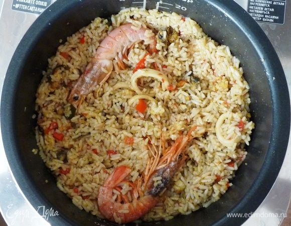 После завершения приготовления в мультиварке. Влить немного оливкового масле, хорошо перемешать, при необходимости досолить. Сверху выложить целые не очищенные лангусты (креветки). В режиме подогрева подержать 10 минут. Блюдо готово, приятного аппетита.