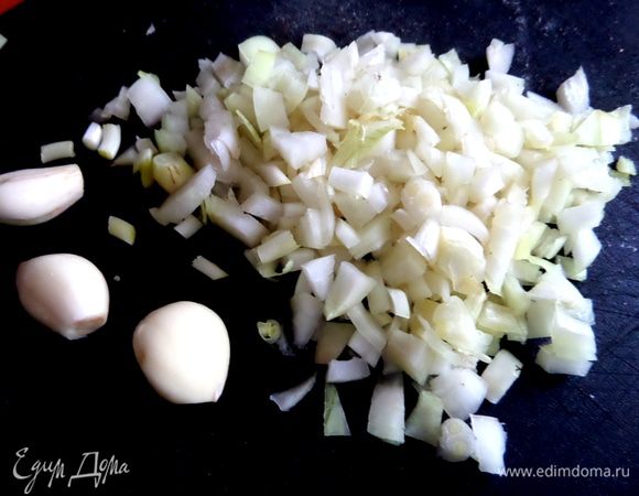 В это время готовим зажарку. Лук,чеснок нарезать. Обжарить в масле.