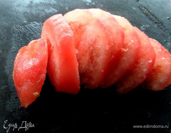 Помидор без кожицы тоже нарезать.