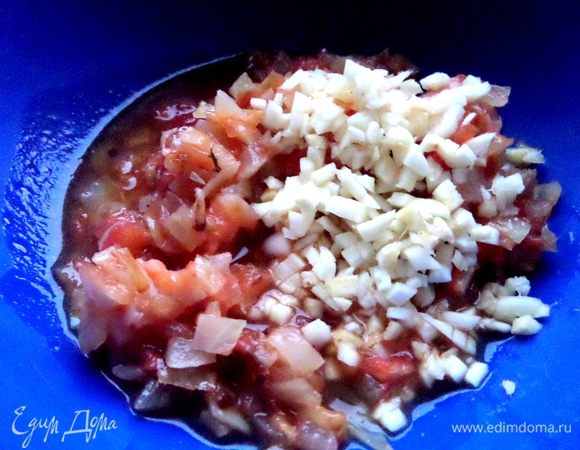 Переложить в ёмкость с высокими краями.