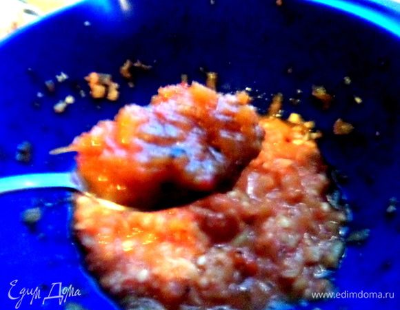 Добавить ложку с горкой домашней аджики. Вместо аджики измельчить перец чили и сладкий. Отправить массу в суп.