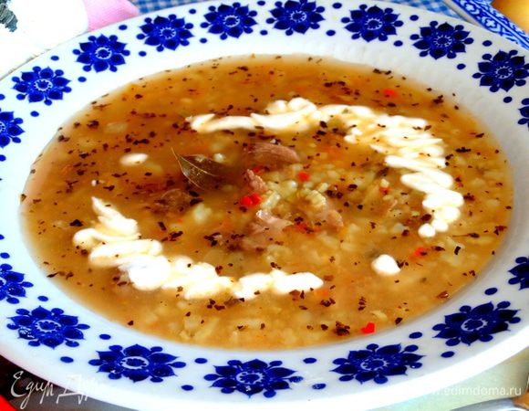 Варить до готовности риса,выключить и дать настояться под крышкой. Мясо вынуть,отделить от костей,нарезать кусочками и отправить обратно в суп.