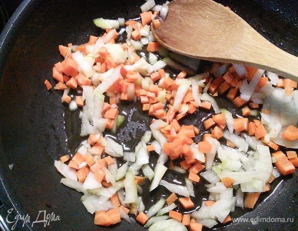 Спечь блины по вашему испытанному рецепту. Выдам свой секрет: когда у меня остаются "лишние" блины/это случается, когда блины не съедаются сразу/я их замораживаю. Когда набирается стопочка, готовлю вот такие блюда. 
Таким образом готовка сокращается в разы. Итак начинка: пассеруем в масле мелко порубленный лук и морковь кубиком. 