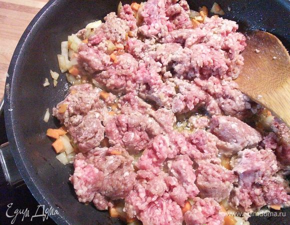 Добавляем фарш, обжариваем. 