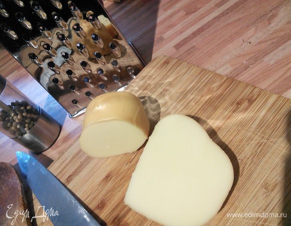 Сыр трем на терке, половину откладываем в сторону. 