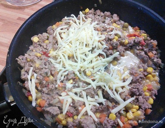 В фарш добавляем оба вида сыров, солим и перчим, можно добавить любую зелень. Тушим до расплавления сыра. 