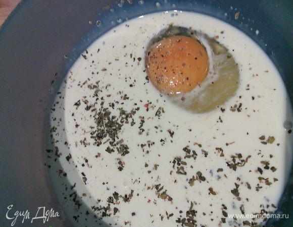 Делаем заливку: взбалтываем яйца с молоком, добавляем базилик, соль и перец. 