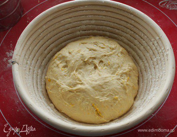 Если у вас нет расстоечной корзинки,сформируйте  хлеб, выложите на посыпанный мукой противень, посыпьте сверху мукой и поставьте подходить  в течение 30 - 40 минут.( Я выложила тесто в корзинку.)
 