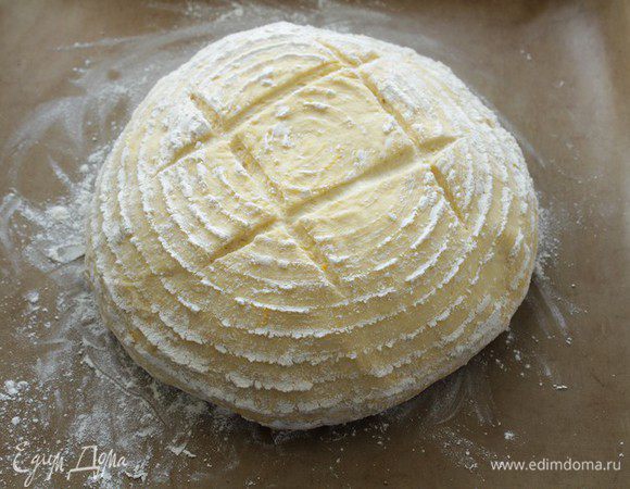 Разогреть духовку до 200-230 С. Поставить на низ духовки чашку с водой. Сделать на хлебе разрезы и выпекать первые 5- 7 минут при температуре 230 С, затем уменьшить температуру до 200-210 С и выпекать еще в течение 25 - 30 минут.