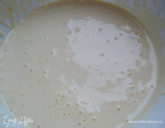 Бисквит:  яйца взбить с  сахара, поставив емкость с яйцами на кастрюлю с горячей водой (посуда с яйцами не должна касаться воды и кастрюлю не ставить на огонь) до увеличения в объеме в 3-4 раза в течении 6-8мин. В конце тонкой струйкой добавить растительное масло.