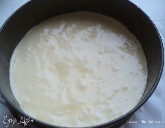 Снять яичную смесь с водяной бани и осторожно добавить смесь муки с разрыхлителем, осторожно  перемешать до однородной массы. Дно формы для выпечки  Ф-20см застелить бумагой для выпечки, смазать маслом (бока формы не смазывать), вылить тесто. Что бы бисквит при выпечке был ровный, крутануть несколько раз форму с тестом по часовой стрелке.