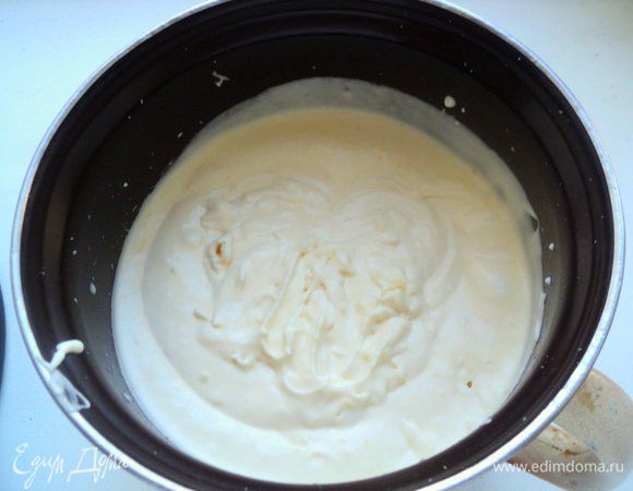 Желатин залить 50 мл холодной воды, дать набухнуть, затем распустить желатин на водяной бане. В домашнюю сметану добавить йогурт, сахар, ванильный сахар и взбить миксером до загустения. Затем, не переставая взбивать, добавить понемногу желатин.