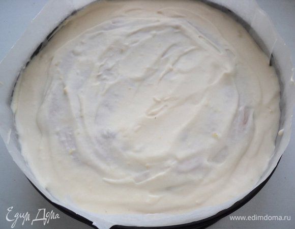 Накрыть вторым пластом бисквита и сверху вылить оставшееся суфле. Поставить в холодильник на 1-2 часа для застывания.