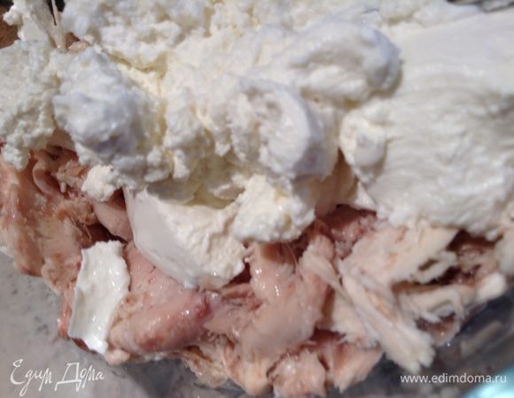 Курицу разобрать на маленькие кусочки.