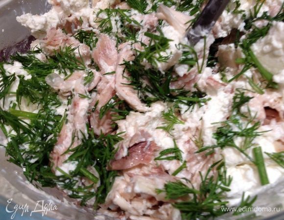 К курице добавить рикотту и укроп.