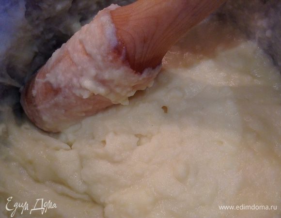 Картошку размять, добавить сметану и яйцо.