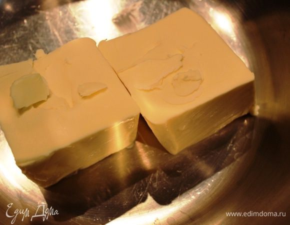 Масло сливочное должно иметь высокий процент жирности (82,5). Предварительно его следует размягчить