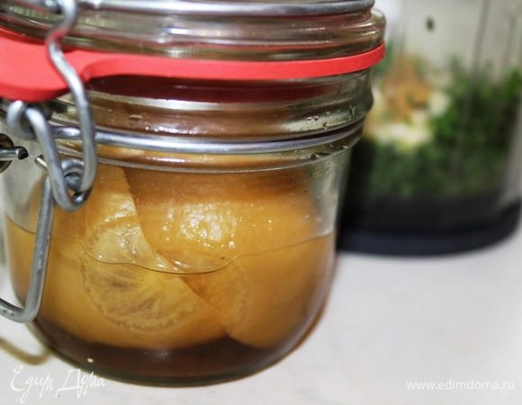 Используем не свежий лимон, а консервированный (http://www.edimdoma.ru/retsepty/59853-solenye-limony-po-marokkanski). Так выглядит соленый лимон. Нам потребуется только его кожица. Ее следует нарезать в количестве 1 столовой ложки