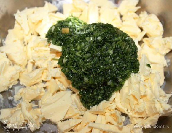Добавить к мягкому маслу измельченные вкусовые наполнители и взбить погружным блендером. 