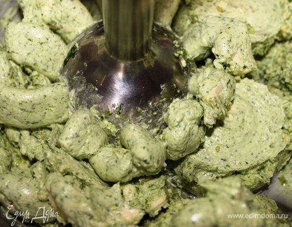 Полученную массу поставить в холодильник на 15 минут, чтобы все ароматы соединились и просто для охлаждения сливочной массы.