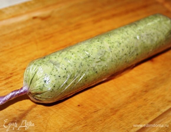 Аккуратно свернуть в виде колбаски, завернуть крепко края