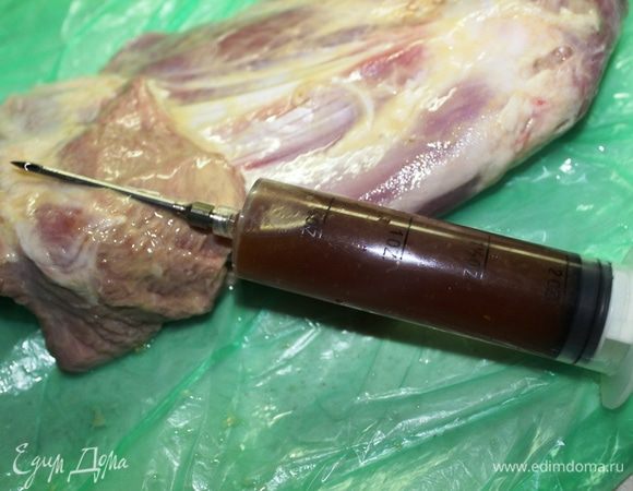 Для маринада смешать сок половины апельсина, соевый соус и 1 ложку меда, разбавленного горячей водой. Наполнить этим маринадом специальный кулинарный шприц для мяса и наколоть баранью ногу со всех сторон. Следует помнить, что при накачивании ноги маринадом необходимо немного массировать мышцы, чтобы он не выливался обратно из проделанного иглой отверстия