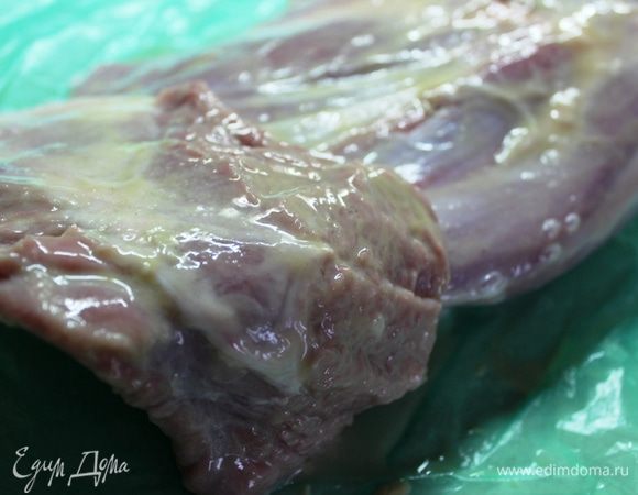 Оставить ногу мариноваться при комнатной температуре в течение 1 часа (прикрыть ногу пищевой пленкой)