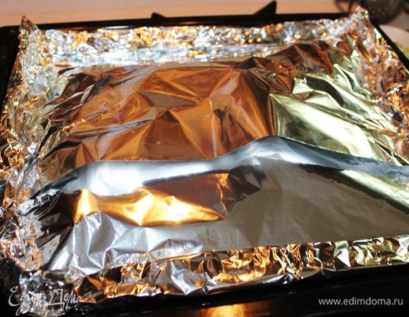 Прикрыть сверху фольгой, защипить со всех сторон края и поставить в разогретый духовой шкаф...сначала на 1,5 часа