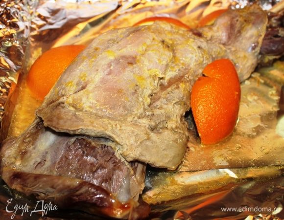 Через 1,5 часа снять верхний слой фольги (на фото баранья нога после 1,5 часов ее запекания под фольгой), смазать ногу второй ложкой меда и запекать еще 30 минут, чтобы она хорошо подрумянилась. 