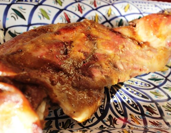 Готовое мясо следует прикрыть фольгой и оставить минут на 10 отдохнуть, после чего можно сервировать и подавать к столу. Получилось безумно ароматное и мягкое мясо. Приятного аппетита!