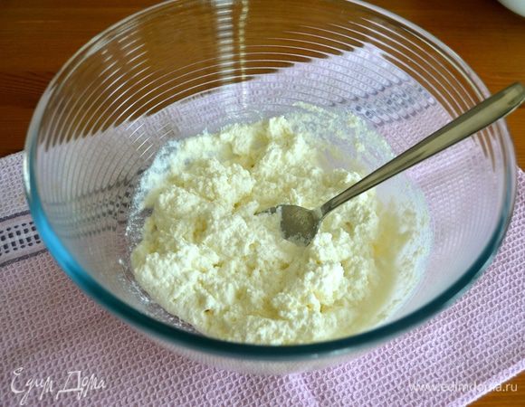 Сыр рикотта протереть через сито.