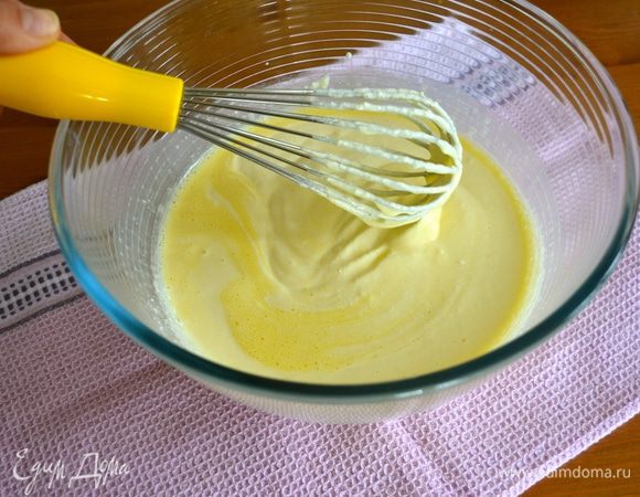 Смешать яичную смесь с сыром и снова хорошо перемешать.