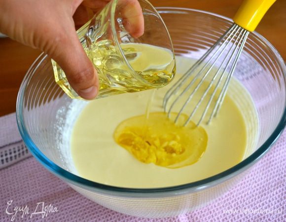 Влить осторожно оливковое масло, все время помешивая...