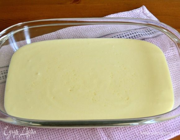 Готовую сырно-яичную смесь перелить в широкое блюдо.