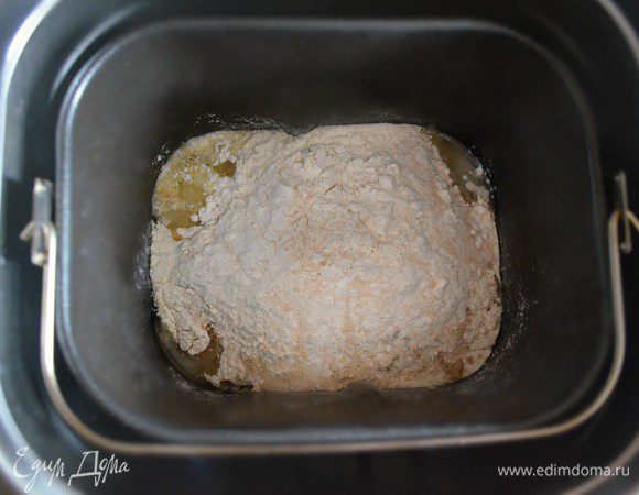 Сложите продукты в форму хлебопечки: в начале - жидкие ингредиенты, затем - остальные. Выберите программу "тесто" и нажмите "старт". Стакан я использовала 240 мл. Если вы решите приготовить пирожки с мясной начинкой, то количество сахара для теста необходимо будет уменьшить.
