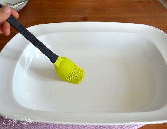 Форму для выпечки (20 Х 30 см) смазать немного маслом.