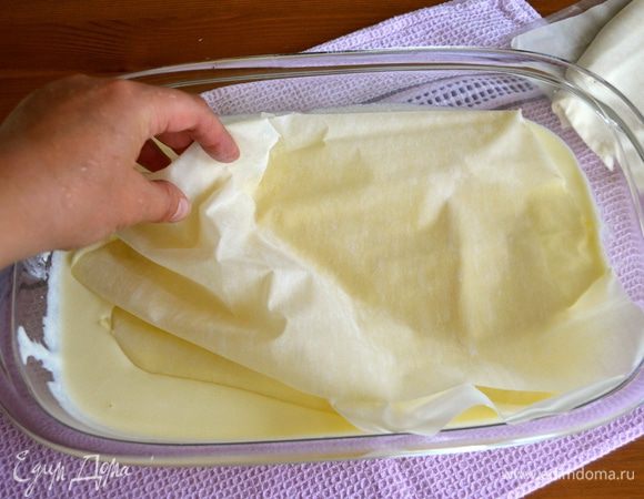 Теперь берем листы теста фило и обмакиваем их в яично-сырную смесь-начинку. 