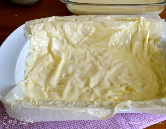 Начинаем выкладывать листы теста один за другим в форму, позволяя краям немного свисать за пределами формы. И так со всеми листами теста до окончания всех ингредиентов.