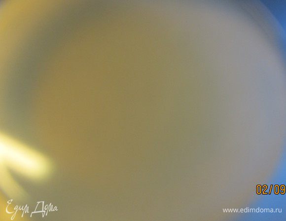 В рецепте предлагают использовать сырые креветки и сварить из них бульон. Я пошла другим путем, так как креветки у меня были уже готовые, но об этом напишу потом. Итак, сырые креветки и бульон... Креветки очищаем, головы и панцири складываем в кастрюлю с толстым дном. Обжариваем их до красноты. Вливаем 1.5 л воды, солим и варим 20 минут. Процеживаем и сохраняем горячим. Бульон для ризотто готов. Я же взяла уже готовый рыбный бульон (он был в стеклянной банке) и креветки у меня были замороженные отварные. 
