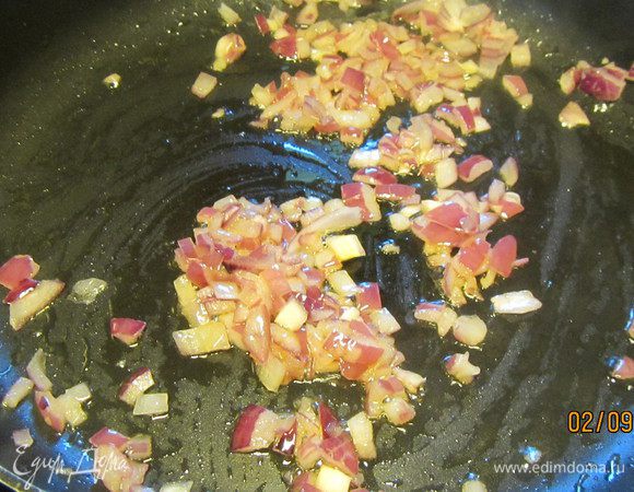 Лук мелко режем и обжариваем его на оливковом масле минут 5. 
