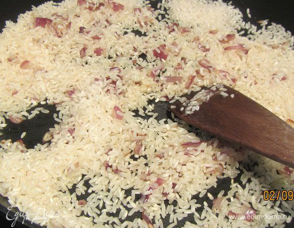 Всыпаем рис, обжариваем, помешивая, несколько минут. 

