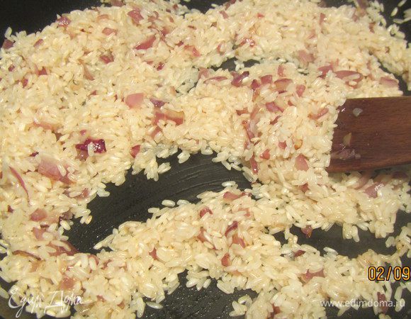 Вливаем вино и выпариваем его.
