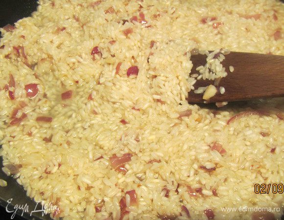 Когда оно впитается, начинаем вливать горячий бульон - понемногу, сначала по половнику, затем по половине. Так готовим ризотто минут 20. 