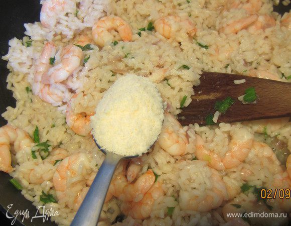 Добавляем тертый сыр, перемешиваем. Снимаем с огня и даем ризотто постоять пару минут.
